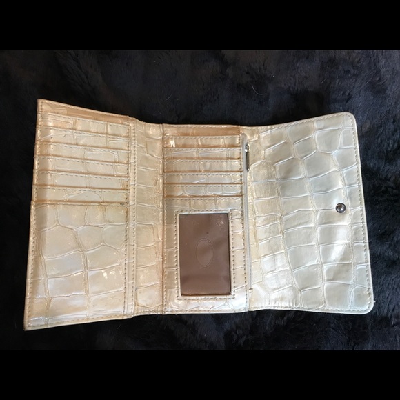 💍2/$10, 3/$15 Guess Wallet, patent leather - Picture 5 of 8